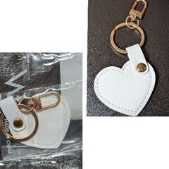 レザー調/ハートのキーホルダー（新品）オフホワイトの画像