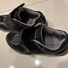 
マジックテープ付きスニーカー　黒の画像