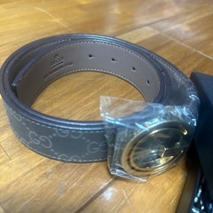 黒の長財布とべるととベルトの画像