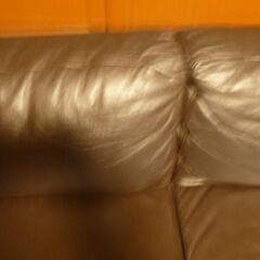 本革ソファー　いい皮つかってます。おおきいです、重いです。低か28万円の画像