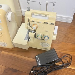 家庭用ミシン ロックミシン 糸など付属品多数 の画像