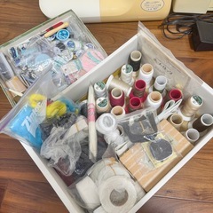 家庭用ミシン ロックミシン 糸など付属品多数 の画像
