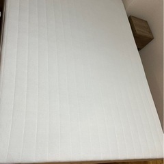 脚付マットレスダブルベッドの画像