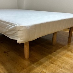 脚付マットレスダブルベッドの画像