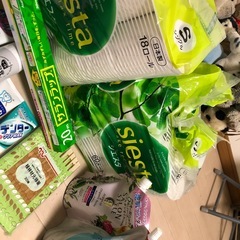 トイレットペーパー サランラップ ティッシュペーパー3個 ジャンプー ボディソープ 歯磨き粉 割り箸 消臭スプレー 洗顔料 の画像