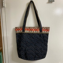 カラフルなトートバッグの画像