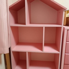 ピンクの勉強机やタンスセットの画像