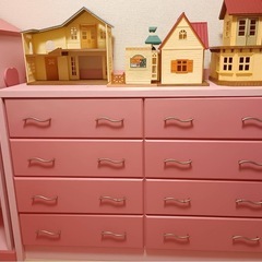 ピンクの勉強机やタンスセットの画像
