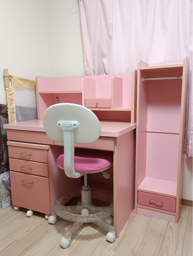 ピンクの勉強机やタンスセット