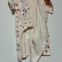 【美品】いちご柄のベビー服の画像