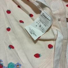 【美品】いちご柄のベビー服の画像