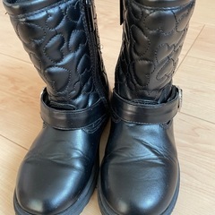 ブラックハート模様キッズブーツ19㎝の画像