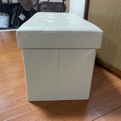 座れる収納ボックスの画像