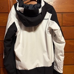 オークリー　スノボーウェアジャケット　サイズM　白黒の画像