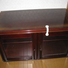 飾り棚（綺麗な艶の濃いワインレッド色）の画像