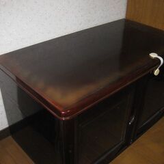 飾り棚（綺麗な艶の濃いワインレッド色）の画像