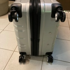 ほぼ新品🔴超軽量大型スーツケース75.50.30センチの画像