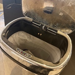 70ℓ自動ゴミ箱&椅子2脚の画像