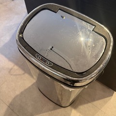 70ℓ自動ゴミ箱&椅子2脚の画像