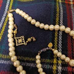 コットンパールのネックレスと、コサージュの画像