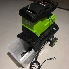 山善 電動ガーデンシュレッダー 園芸用電動粉砕機 AC電源 ローラーミル刃 大容量55L  車輪付き 家庭菜園 木くず YRM-35Bの画像