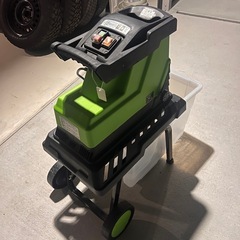 山善 電動ガーデンシュレッダー 園芸用電動粉砕機 AC電源 ローラーミル刃 大容量55L  車輪付き 家庭菜園 木くず YRM-35Bの画像