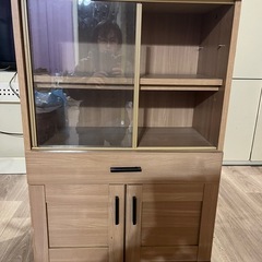 タンス、テーブル、椅子、扇風機等の画像