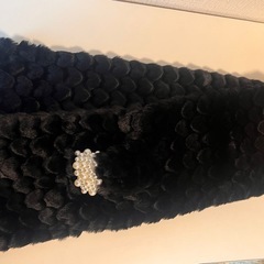 新品　ティペット　マフラー　フェイクファー　ハート型　パール付き　ブラックの画像