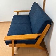 ブルーのソファの画像