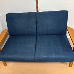 ブルーのソファの画像