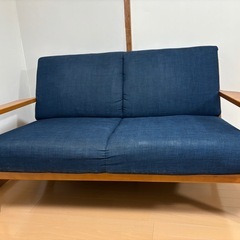 ブルーのソファの画像