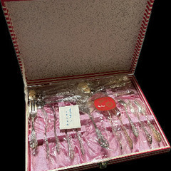 値下げ可能　新品air pods pro 3と阪急百貨店の銀仕上げ製品の画像