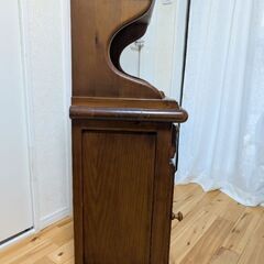 木製アンティークキャビネットの画像