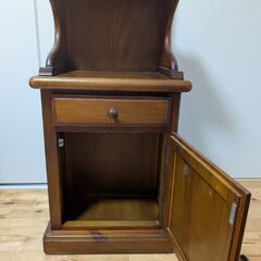 木製アンティークキャビネットの画像