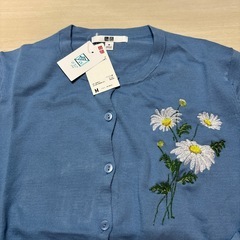 新品UNIQLOカーディガン刺繍入り
の画像