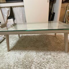 ガラス天板ダイニングテーブルの画像