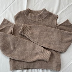 肩出しニットの画像