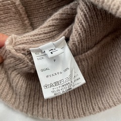 肩出しニットの画像