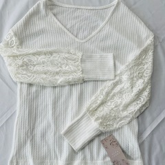 【新品タグ付き】ホワイトトップスの画像