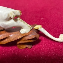 象牙っぽい置物の画像