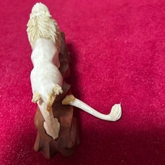 象牙っぽい置物の画像