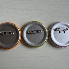 サンリオ いちご新聞 缶バッジの画像