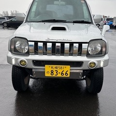 スズキ ジムニー 4WD XC（リフトアップ車） 価格：420,000円 車検：2027年6月まで 走行距離：74,000km 年式：2004年式 カラー：シルバー AT / 660cc  リフトアップ・カスタムサスペンション搭載。 雪道に強く、冬に最適な一台です。 スノータイヤ付き。  シーズン終了後の買取保証：50,000円 北海道内どこでも配送可能（別料金）  お問い合わせはお気軽にどうぞの画像