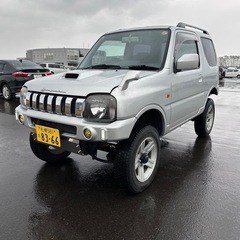 スズキ ジムニー 4WD XC（リフトアップ車） 価格：420,000円 車検：2027年6月まで 走行距離：74,000km 年式：2004年式 カラー：シルバー AT / 660cc  リフトアップ・カスタムサスペンション搭載。 雪道に強く、冬に最適な一台です。 スノータイヤ付き。  シーズン終了後の買取保証：50,000円 北海道内どこでも配送可能（別料金）  お問い合わせはお気軽にどうぞの画像