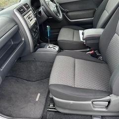 スズキ ジムニー 4WD XC（リフトアップ車） 価格：420,000円 車検：2027年6月まで 走行距離：74,000km 年式：2004年式 カラー：シルバー AT / 660cc  リフトアップ・カスタムサスペンション搭載。 雪道に強く、冬に最適な一台です。 スノータイヤ付き。  シーズン終了後の買取保証：50,000円 北海道内どこでも配送可能（別料金）  お問い合わせはお気軽にどうぞの画像