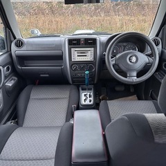 スズキ ジムニー 4WD XC（リフトアップ車） 価格：420,000円 車検：2027年6月まで 走行距離：74,000km 年式：2004年式 カラー：シルバー AT / 660cc  リフトアップ・カスタムサスペンション搭載。 雪道に強く、冬に最適な一台です。 スノータイヤ付き。  シーズン終了後の買取保証：50,000円 北海道内どこでも配送可能（別料金）  お問い合わせはお気軽にどうぞの画像