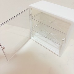 壁にも付けられるコレクションボックスの画像
