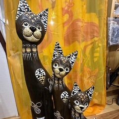 在庫品　手彫りのバリネコ置物三姉妹 三女 小サイズ の画像