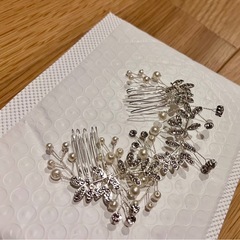 パールシルバーの髪飾り、ヘアアクセサリー、ヘアピン、ブライダル、結婚式(新品）
の画像