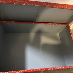 軽い金属製の葛籠(つづら)の画像